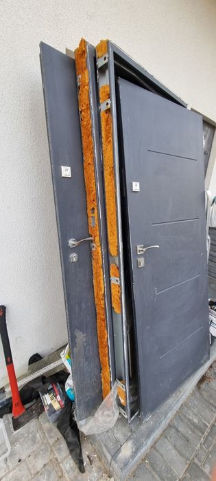 Drzwi wejściowe z futryna