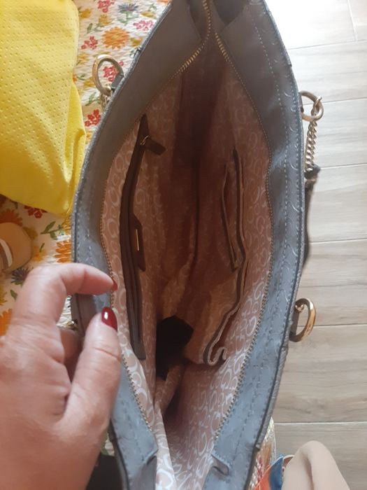 Mala de senhora em cinzento. Guess