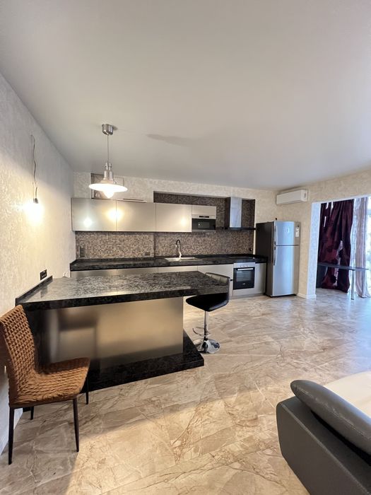 Сдам 2- ком с кухней гостинной и большым балконом .