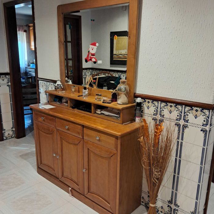 Aparador impecável  em madeira conjunto com espelho