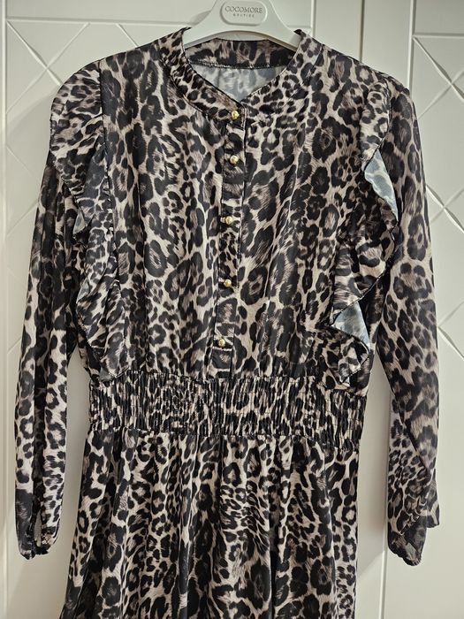 Sukienka z motywem panterka.