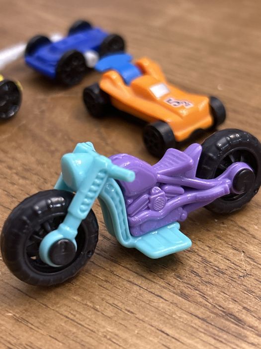 Kinder carrinhos e mota de coleção