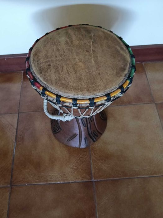 Djembe um tambor de percussão tradicional africano