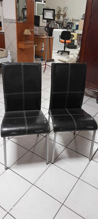 2 cadeiras em pele e metal