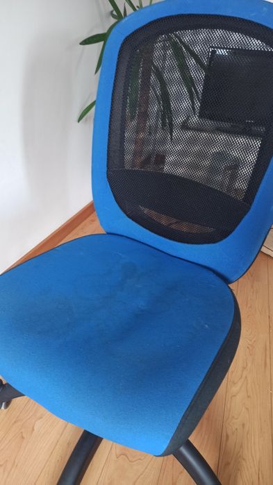 Cadeira estofada giratória