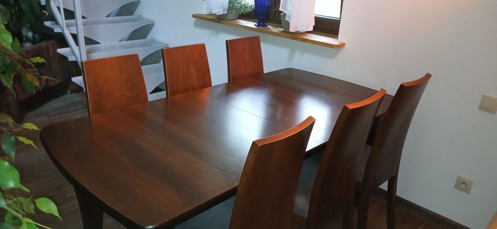 Duży rozkładany stol z krzeslami