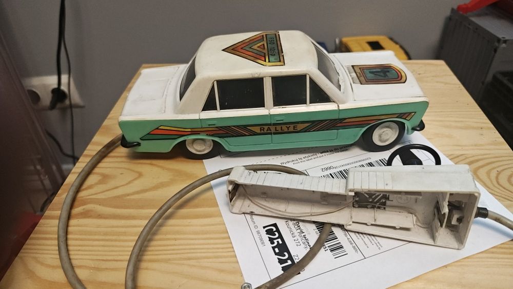 Polski Fiat 125p sinol na kabel prl