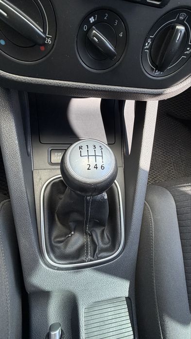 Продаю Volkswagen Golf 1.4 TSI з механічною коробкою передач та турбованим бензиновим двигуном.