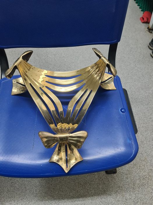 Fruteira em bronze   assinada .