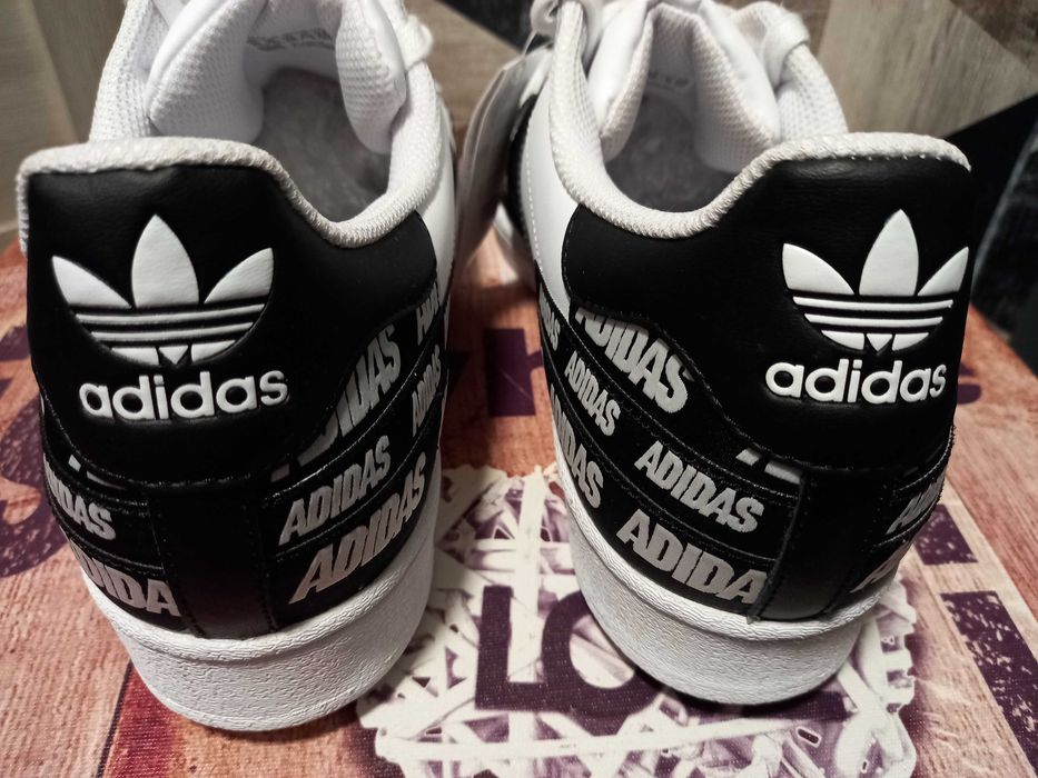 Adidas Superstar z grafiką.
