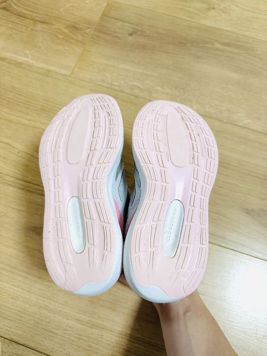 Сірі текстильні дитячі кросівки для дівчаток adidas RUNFALCON 3.0 EL K