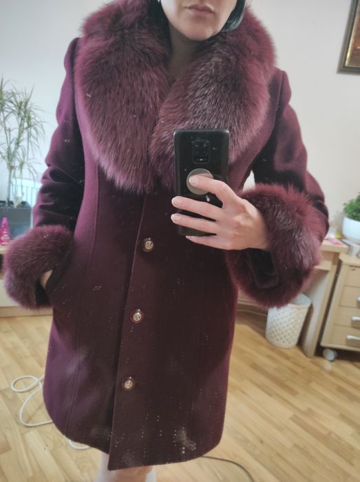 Кашемірове пальто із песцевим коміром та рукавами.