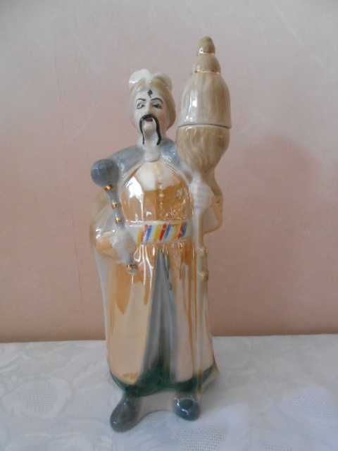 Фарфоровая статуэтка - штоф 