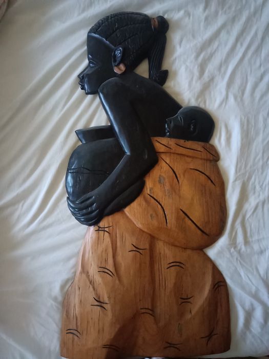 Estátua africana mulher com o filho