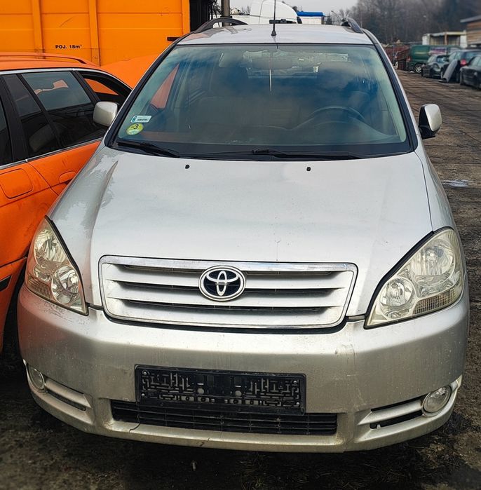 Toyota Avensis Verso lampy przednie lewa i prawa