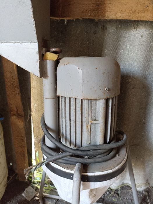 Кормоподрібнювач з електродвигуном