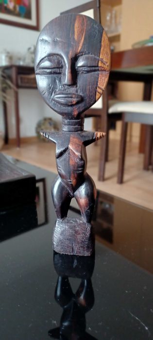 Estatuetas em madeira