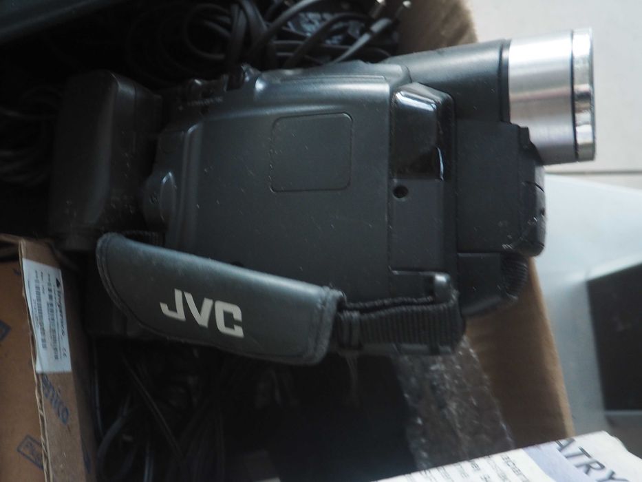 telefon 2 sztuki jak nowe oraz JVC kamera