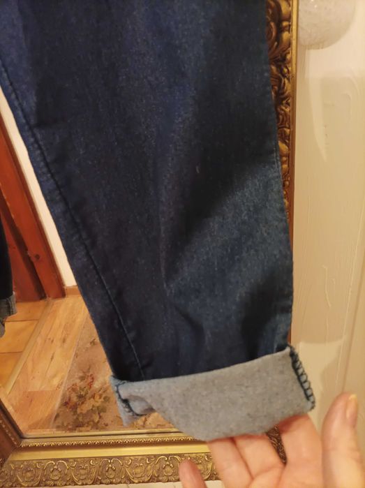 Spodnie damskie jeansowe  o sportowym kroju.