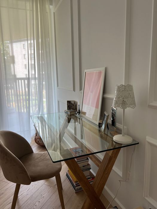 Biurko szklany blat oraz drewniane nogi