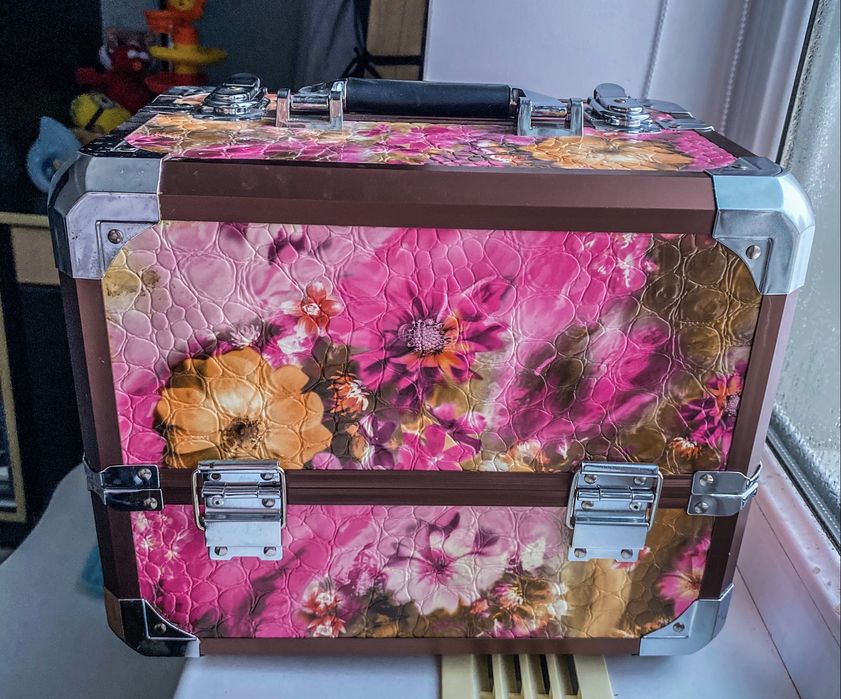 Стильний б’юті-кейс / косметичний чемоданчик