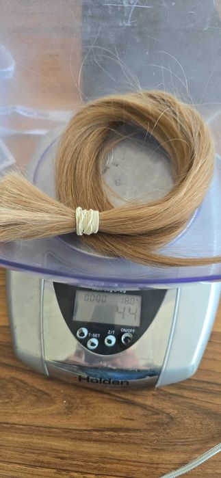 Włosy w kitce ciemny blond waga 44 gram długość 48 cm.