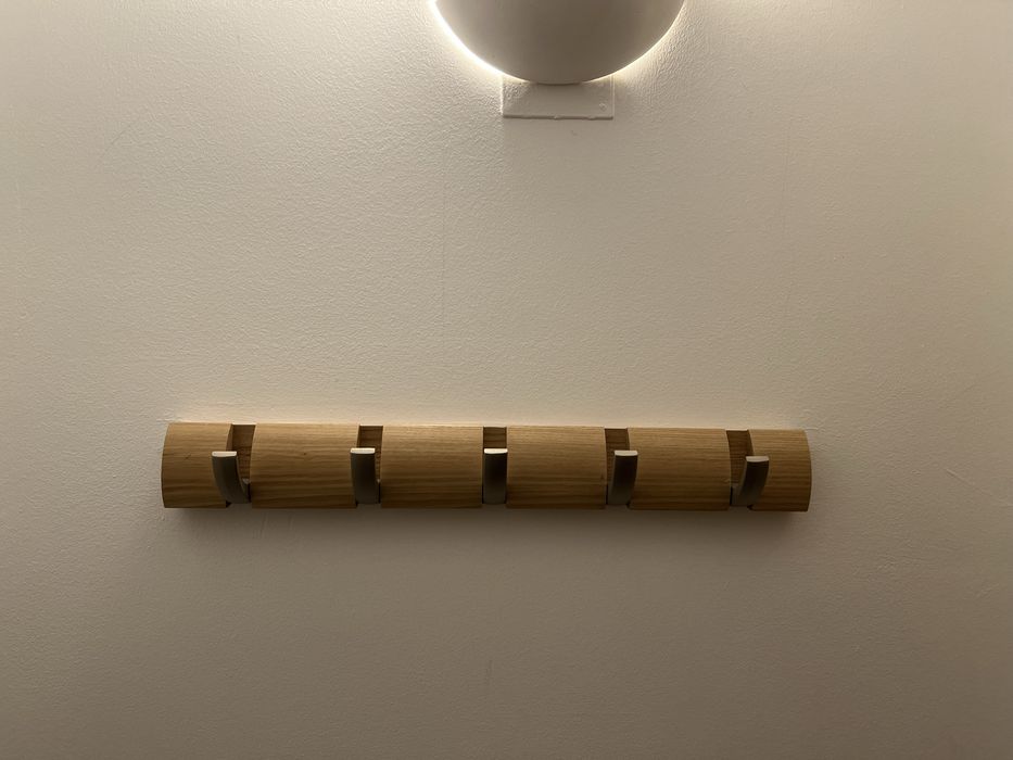 Cabide de parede com 5 ganchos retráteis (em madeira e metal)