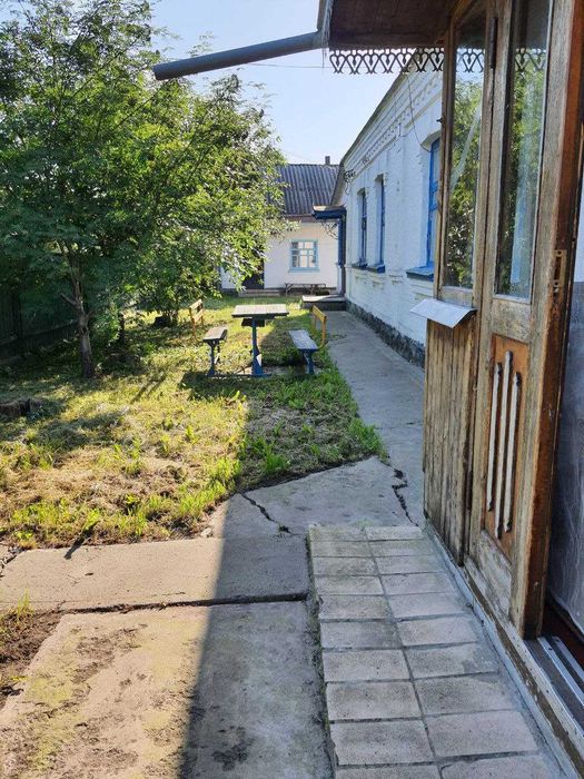 Продам будинок біля озера із земельною ділянкою (центр)