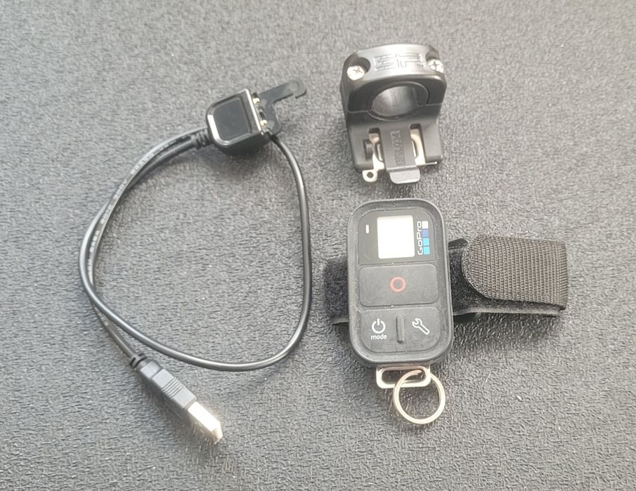 Pilot GoPro z kablem ładowania i uchwytem  na kijek