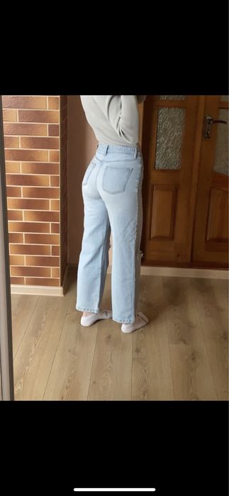 Джинси з розрізами на колінах