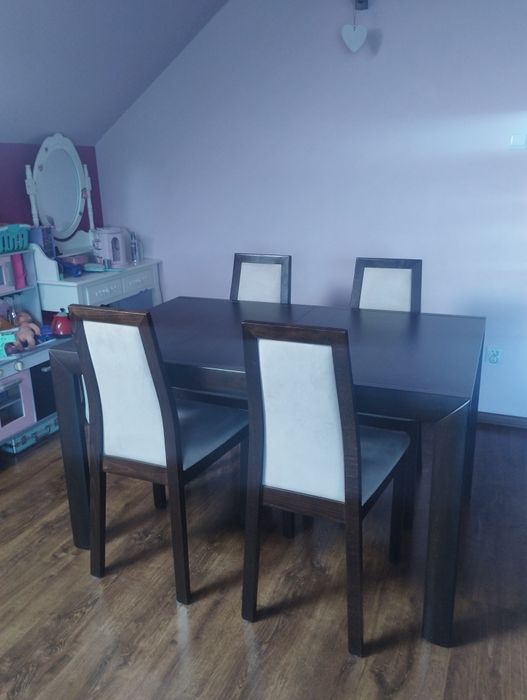 Rozkładany stół i 4 krzesła