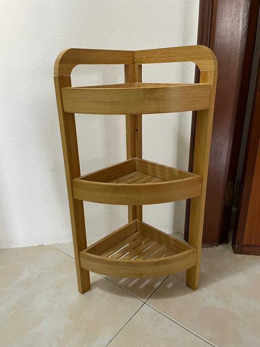 Estante de canto em madeira