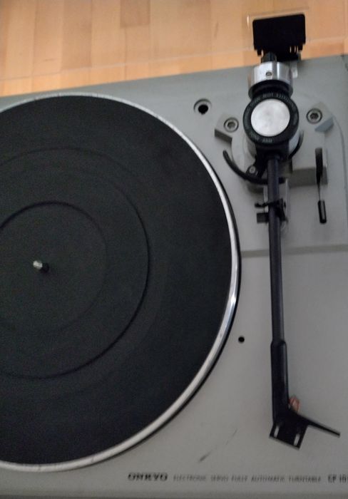 Gira discos Onkyo CP 1011 F tecnicamente evoluído