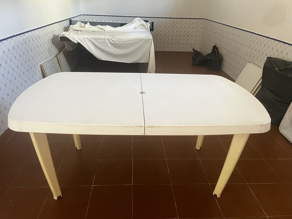 Mesa de jardim extensivél com 4 cadeiras reclináveis