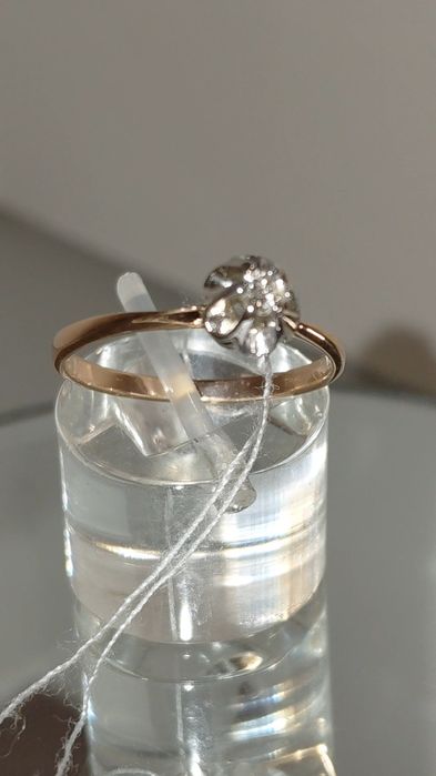 Золотое кольцо с бриллиантом