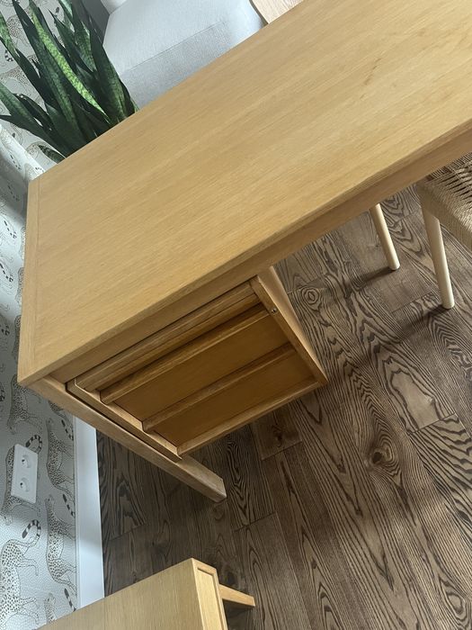 Stół drewniany z szufladami