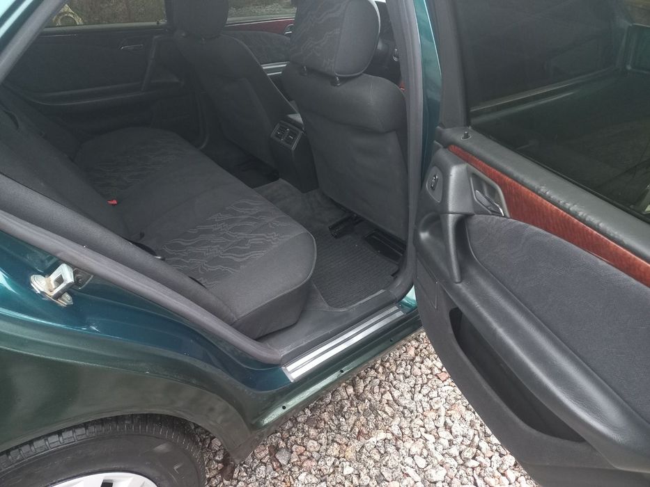 Mercedes-Benz E 210 2.0D