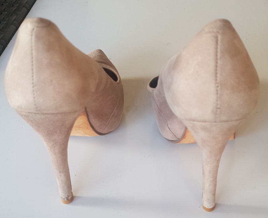 Sapatos de salto alto bege