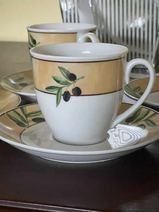 Komplet filiżanek z podstawką