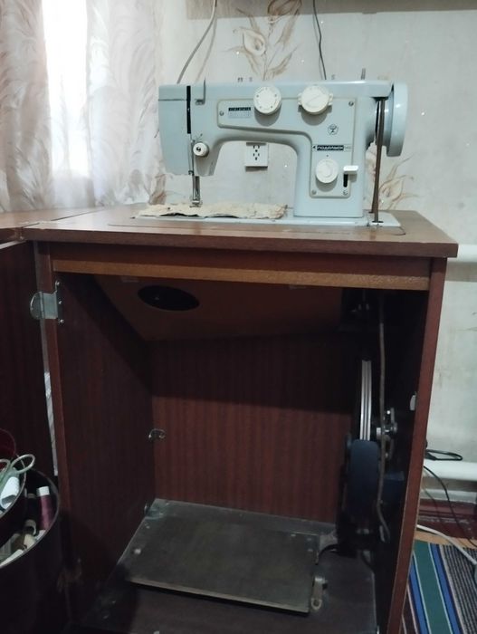 Продам швейну машинку