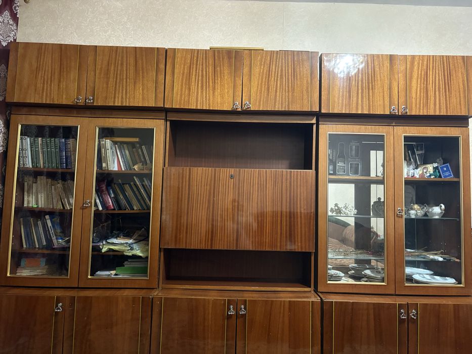 Меблева стінка в кімнату