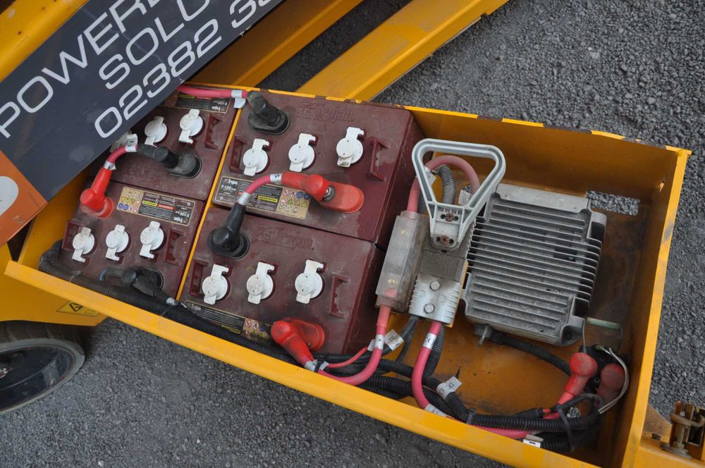 Zwyżka podnosnik podest ruchomy kompaktowy jcb Genie jlg 2646 E 10  M