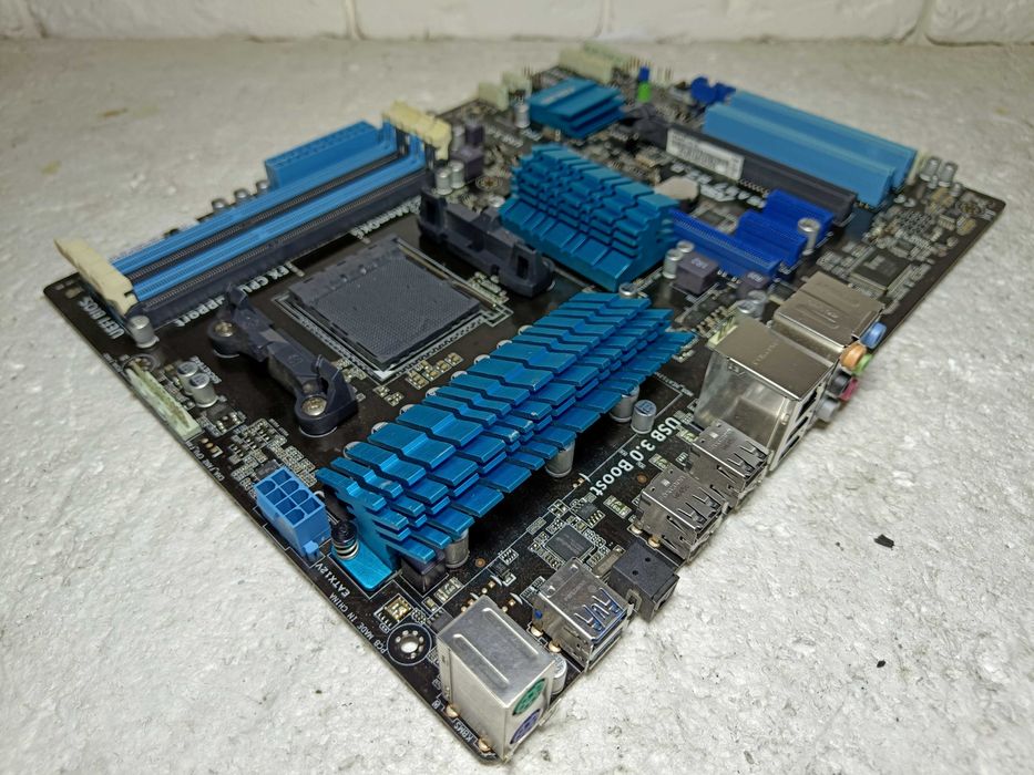 Материнська плата AMD ASUS M5A97 R2.0 sAM3+ під FX у ВІДМІННОМУ стані