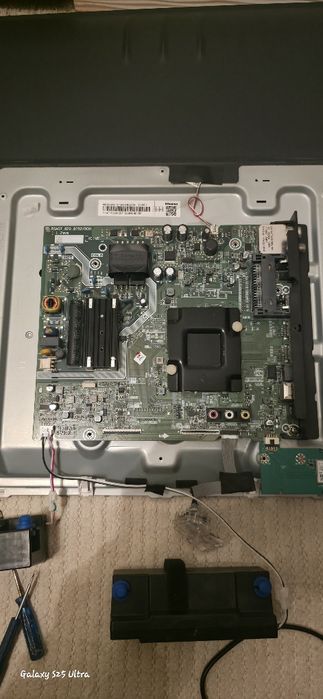 Vendo placa ,ecrã  da tv .