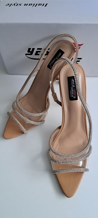 Transparente szpilki raz ubrane