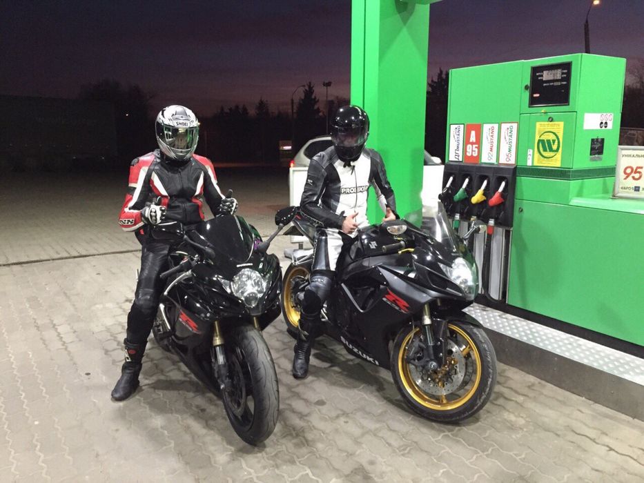 Продам профессиональный фирменный мотокостюм, состояние нового