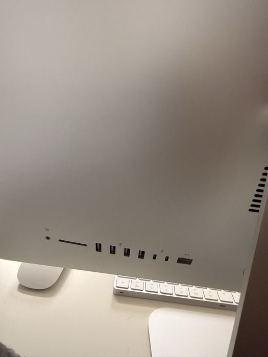 iMac Retina 4K 21.5" (2019) – 1TB – Radeon Pro – Apple Keyboard + Mouse