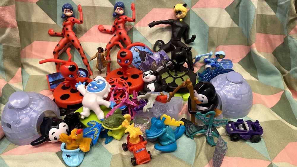 `zabawki z Kinder Niespodzianki Marvel Pingwiny i inne