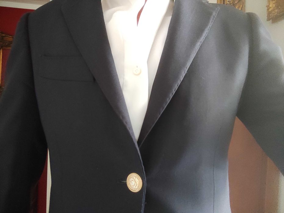 Blazer azul escuro com botões dourados da loja oficina Mustra. Luxo
