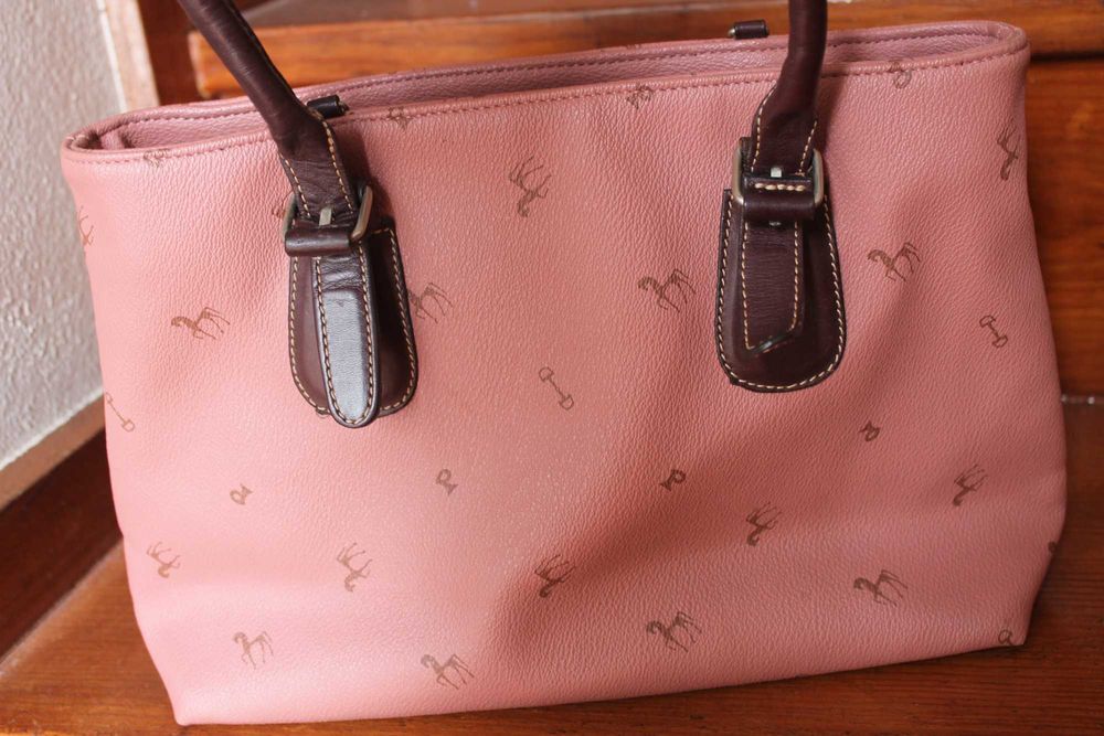 Mala em pele em excelente estado, da marca espanhola Petusco